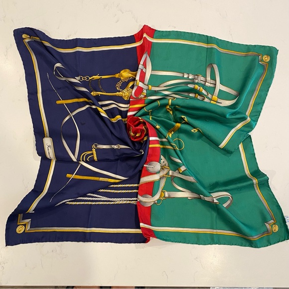 Authentic 100% silk Gucci scarf with the iconic colors and pattern! - Picture 5 of 6
